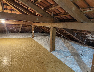 Zateplení stropu bungalovu pomocí foukané izolace